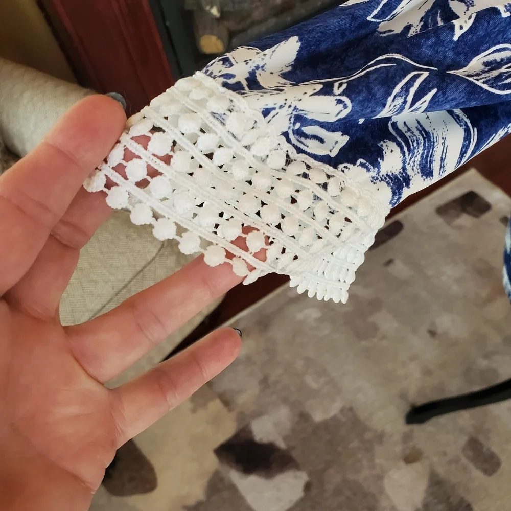 Harlow & Rose Blue White Floral Cold Shoulder Top Size Large